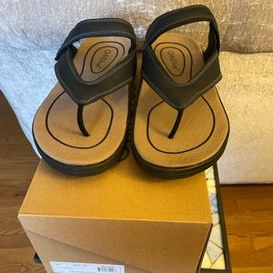 Mens flip flops. Never worn. Brand new.